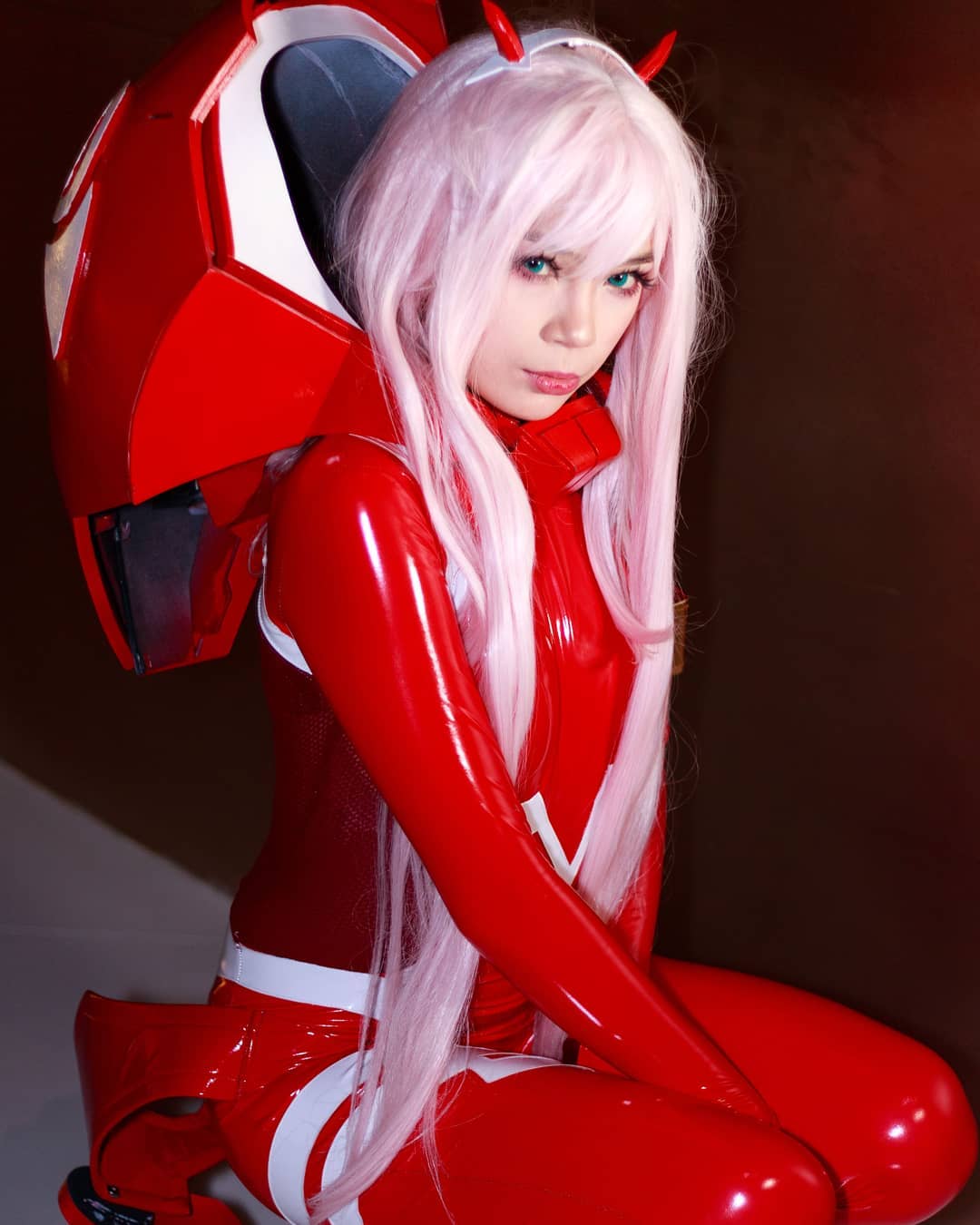Is this cosplay material comfortable? How many elfs did it take to help put on?
#otakon2019 #zerotwo 👘: @cl0udtea 📸: @foreverbluedigital